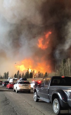 wildfire_near_highway_63_in_south_fort_mcmurray2c_with_large_visible_flames_28straightend26enhanced29